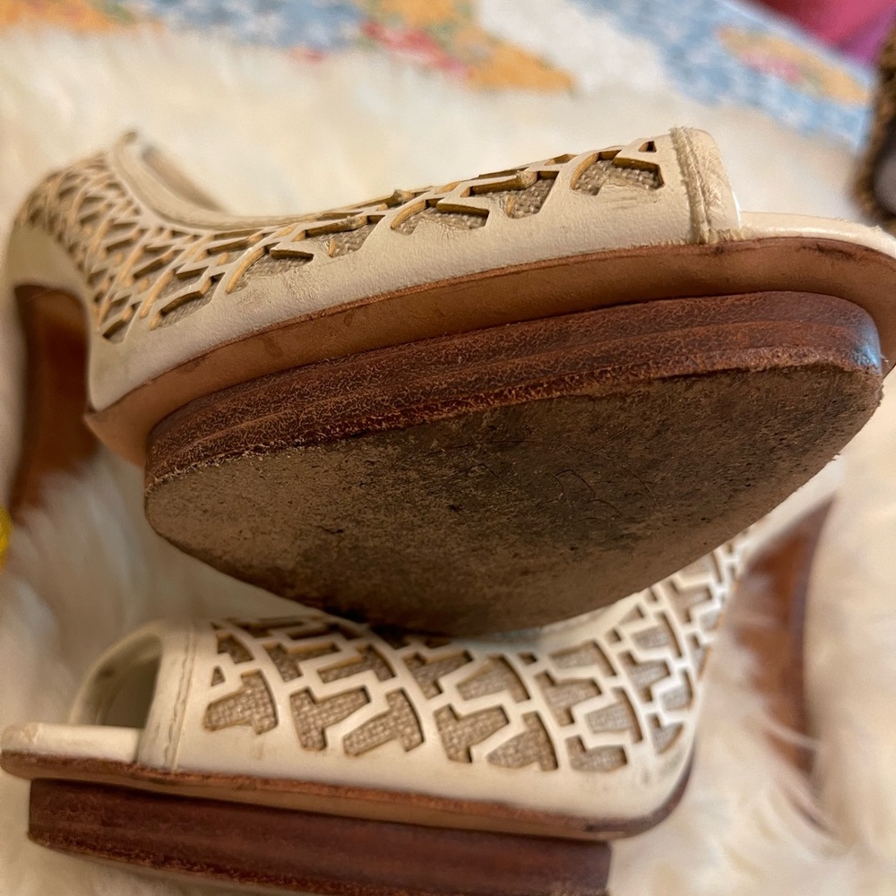 Tory Burch Off White Open Toe Lattice Style Peep Toe High Heels Size 8 1/2 - Picture 2 of 12